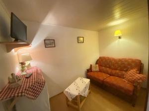 ein Wohnzimmer mit einem Sofa und einem Tisch in der Unterkunft Gite Lammer in Artolsheim