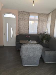 sala de estar con sofá, mesa y sillas en Apartments Kresic, en Hvar