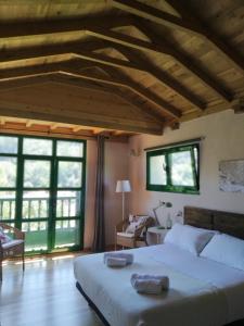A bed or beds in a room at La Figal de Xugabolos, Salas