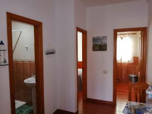 łazienka z umywalką, toaletą i lustrem w obiekcie Apartamentos Flor del Cotillo w mieście Cotillo