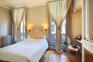 Tempat tidur dalam kamar di Hôtel Vaubecour