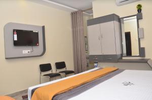 TV a/nebo společenská místnost v ubytování HOTEL PANCHAVARNAA