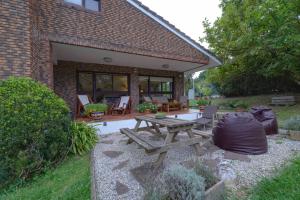 patio z drewnianym stołem piknikowym i krzesłami w obiekcie Menditxo Eder Rooms w mieście San Sebastián +11 zdjęć