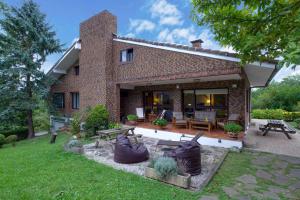 ceglany dom z ogrodem i patio w obiekcie Menditxo Eder Rooms w mieście San Sebastián