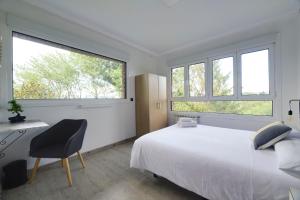 Łóżko lub łóżka w pokoju w obiekcie Menditxo Eder Rooms