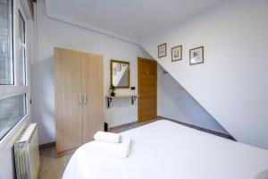 Łóżko lub łóżka w pokoju w obiekcie Menditxo Eder Rooms