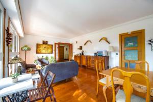 een woonkamer met een bank en een tafel bij Menditxo Eder Rooms in San Sebastian