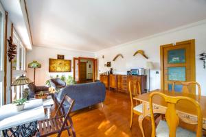 salon z kanapą i stołem w obiekcie Menditxo Eder Rooms w mieście San Sebastián