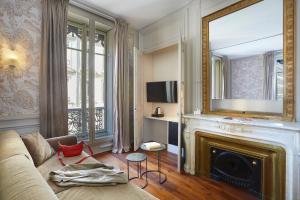 TV a/nebo společenská místnost v ubytování Hôtel Vaubecour - Centre Lyon Ainay - Perrache
