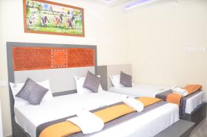 Postel nebo postele na pokoji v ubytování HOTEL PANCHAVARNAA