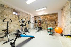 Fitness centar i/ili fitness sadržaji u objektu Holiday Home Škeljo