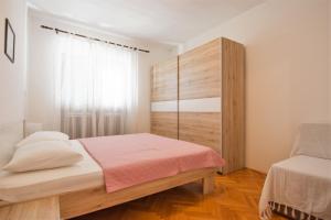 En eller flere senger på et rom på Apartments Krešo