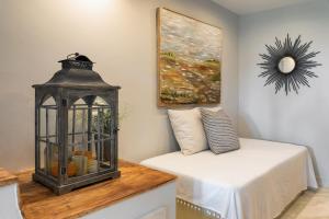 En eller flere senge i et værelse på Charming Villa Golf & Beach
