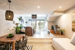 uma sala de estar com uma mesa e um sofá em Charming Villa Golf & Beach em Cascais