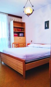 1 dormitorio con 1 cama grande y vestidor en La Veranda sul Matese - Appartamento a Campitello Matese, en San Massimo