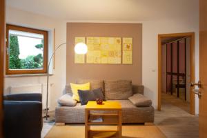 a living room with a couch and a table at Ferienwohnung Schlossblick in Eisfeld