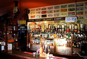 un bar con un montón de botellas de alcohol en Pension Alfa & Whisky Pub, en Tábor