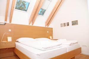 Postelja oz. postelje v sobi nastanitve Apartment Jurijana - New 4-Bedroom Triplex with Sauna & Garden