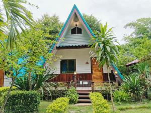 una casa con techo de gambrel en Star View Garden, en Sai Yok