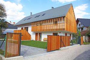 Gallery image of Apartment Jurijana - New 4-Bedroom Triplex with Sauna & Garden in Bohinj