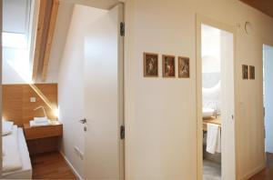 Kopalnica v nastanitvi Apartment Jurijana - New 4-Bedroom Triplex with Sauna & Garden