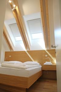 Herbergi á Apartment Jurijana - New 4-Bedroom Triplex with Sauna & Garden