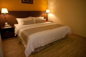 Letto o letti in una camera di Pine Tree Hotel