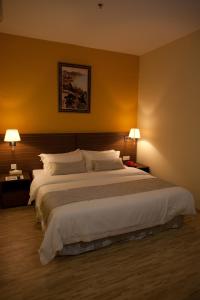 Letto o letti in una camera di Pine Tree Hotel