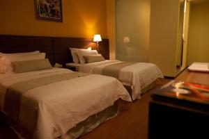 Letto o letti in una camera di Pine Tree Hotel