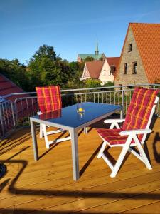 uma mesa azul e duas cadeiras num deque em Münsterblick em Bad Doberan