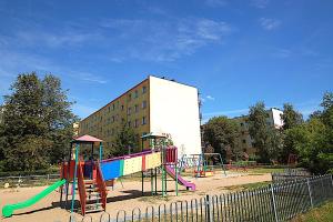 plac zabaw przed budynkiem w obiekcie Apartament nad Strugą w Toruniu