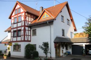 une grande maison blanche avec un cerf-volant sur le toit dans l'établissement Fewo I Schloßborn, à Glashütten