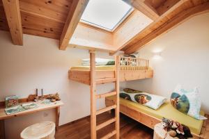 ein Hochbett in einem winzigen Haus in der Unterkunft Apartment Lahnbach Grosskarneid in Lüsen