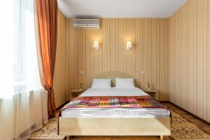 una camera da letto con un letto con una trapunta colorata di Гостиница Siesta Киев a Kiev
