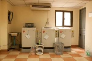 une chambre avec trois réfrigérateurs dans l'établissement S.K. Residence, à Bangkok