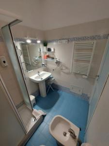 łazienka z umywalką i lustrem w obiekcie B&B Desenzano w mieście Desenzano del Garda +47 zdjęć