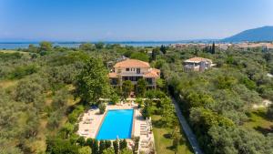 uma vista aérea de uma casa com piscina em Lefkas Blue Residence em Lefkada