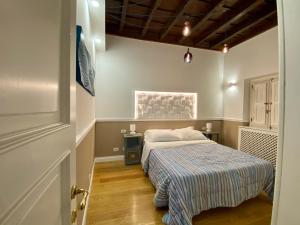 ein Schlafzimmer mit einem Bett in einem Zimmer in der Unterkunft Boutique Apartment Pantheon in Rom