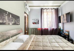 sypialnia z dużym łóżkiem i oknem w obiekcie django apartament w Rzymie
