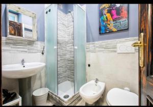 ein Bad mit einem Waschbecken, einem WC und einer Dusche in der Unterkunft django apartament in Rom