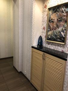 リヴィウにあるApartment -біля Вокзалу-недалеко від Центру-Городоцька 151のホテル内の壁に女性の絵画