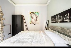 sypialnia z łóżkiem i obrazem na ścianie w obiekcie django apartament w Rzymie