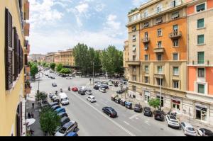 widok ulicy miejskiej z samochodami i budynkami w obiekcie django apartament w Rzymie