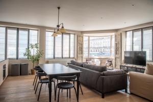een woonkamer met een bank en een tafel bij Spacious modern appartments in the heart of Brussels in Brussel