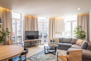 uma sala de estar com um sofá e uma mesa em Spacious modern appartments in the heart of Brussels em Bruxelas
