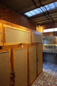 Una habitación con 4 puestos en un baño con en Sunshine Vintage House en Ubud