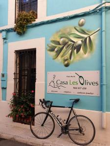 una bicicleta estacionada frente a un edificio con un cartel en Casa Les Olives - Adults Only, en Benichembla