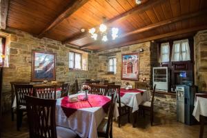 Reštaurácia alebo iné gastronomické zariadenie v ubytovaní Archontiko Riziko