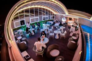 una vista aérea de un restaurante con gente sentada en las mesas en AZ Hôtels Vieux Kouba, en Argel