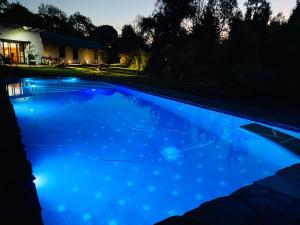 Der Swimmingpool an oder in der Nähe von The White House - El Monte RM